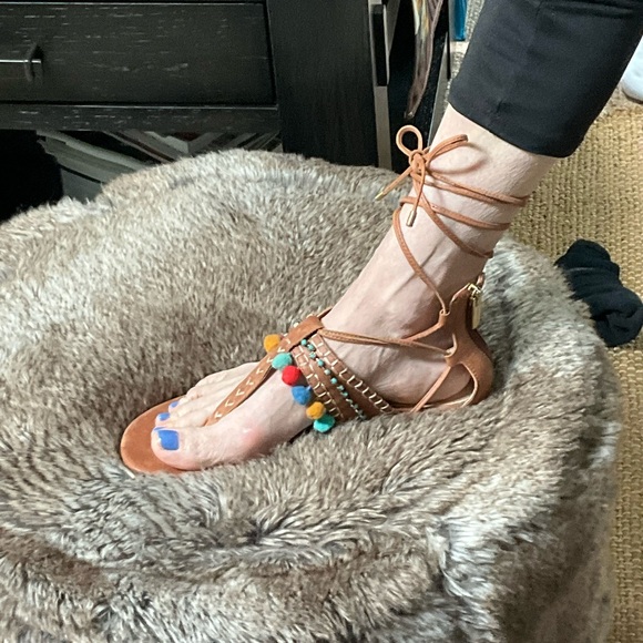 Vince Camuto Tan and Red Sandals with Pom-Pom Embellishments 7 - Picture 4 of 5